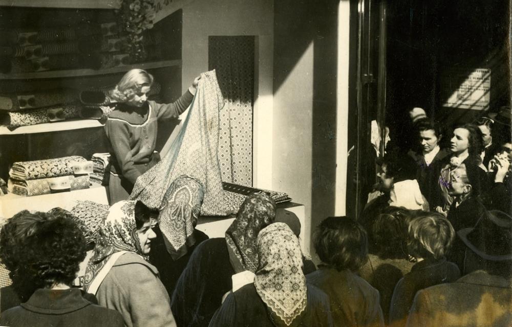 Dobová fotografie z obchodu s látkami. Zdroj: Národní muzeum